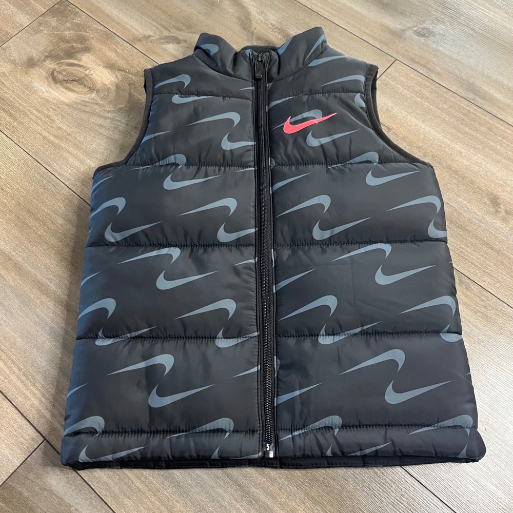 Nike Girls Puffer Vest Black‎ Grey Swoosh Print Size 5 4-5YRS Bin J-28